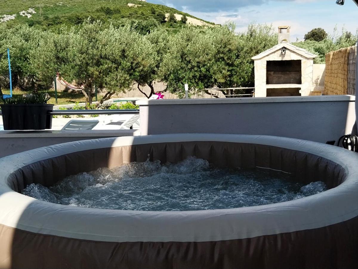 Holiday House M&A&K With Swimming Pool Kaštel Štafilić エクステリア 写真
