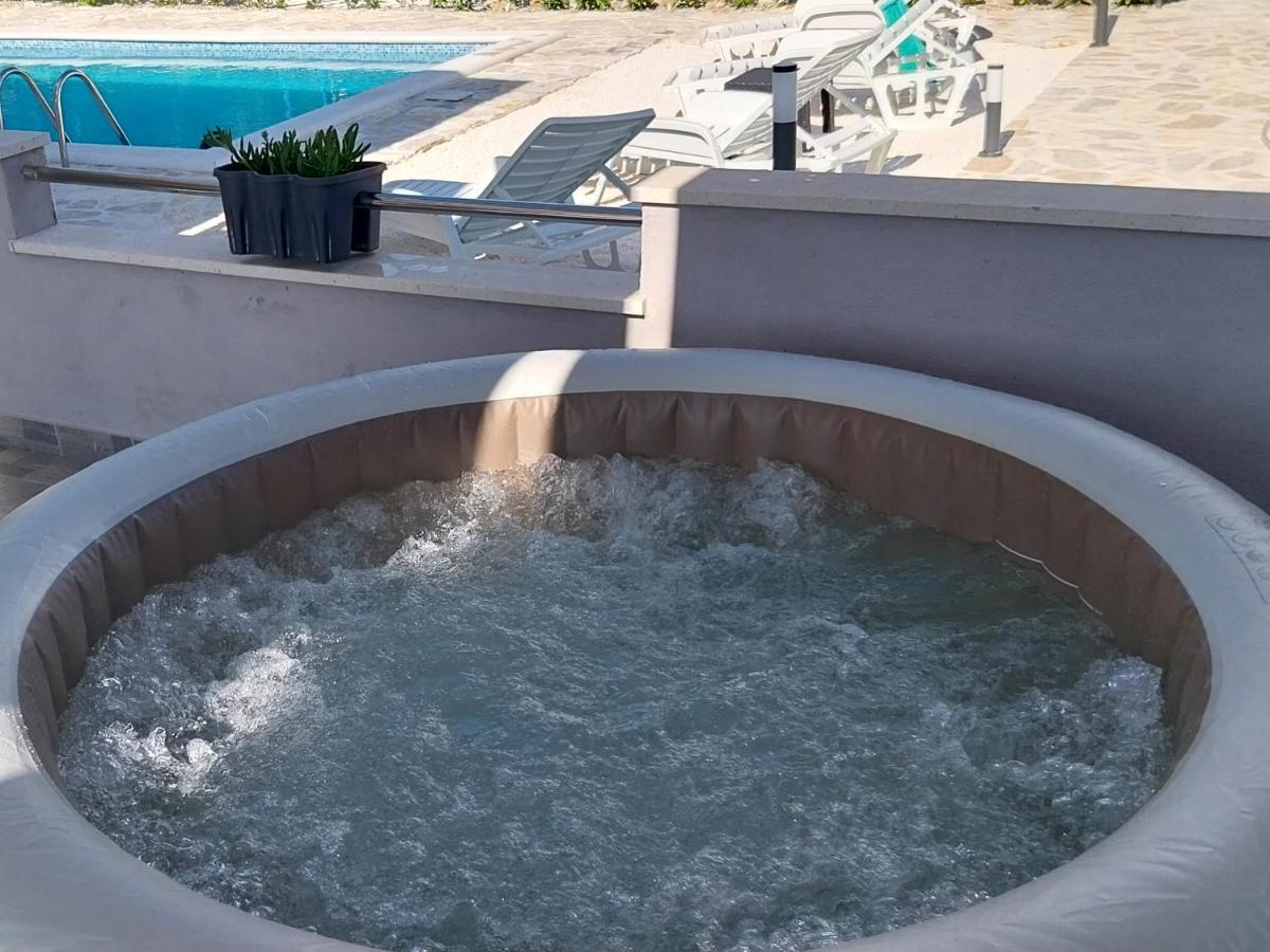 Holiday House M&A&K With Swimming Pool Kaštel Štafilić エクステリア 写真
