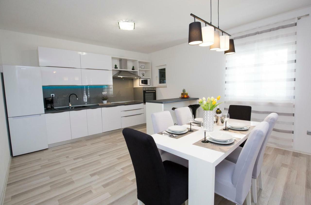 Holiday House M&A&K With Swimming Pool Kaštel Štafilić エクステリア 写真