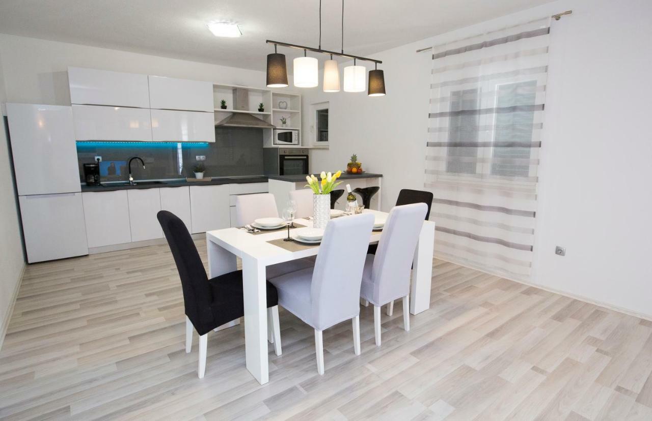 Holiday House M&A&K With Swimming Pool Kaštel Štafilić エクステリア 写真