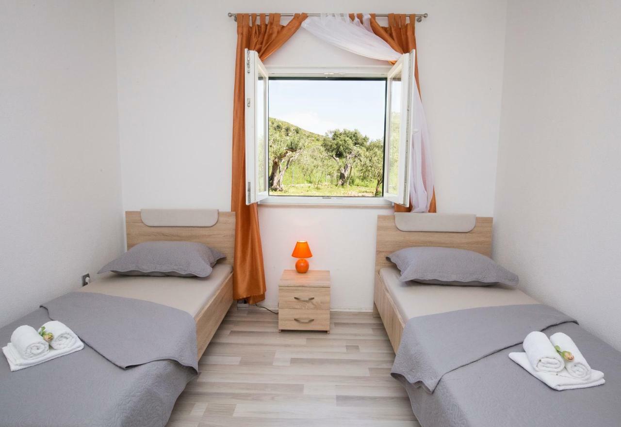 Holiday House M&A&K With Swimming Pool Kaštel Štafilić エクステリア 写真