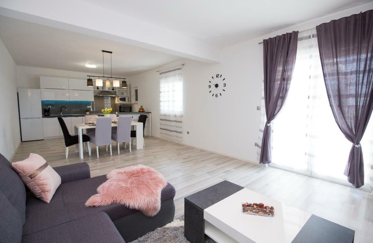 Holiday House M&A&K With Swimming Pool Kaštel Štafilić エクステリア 写真