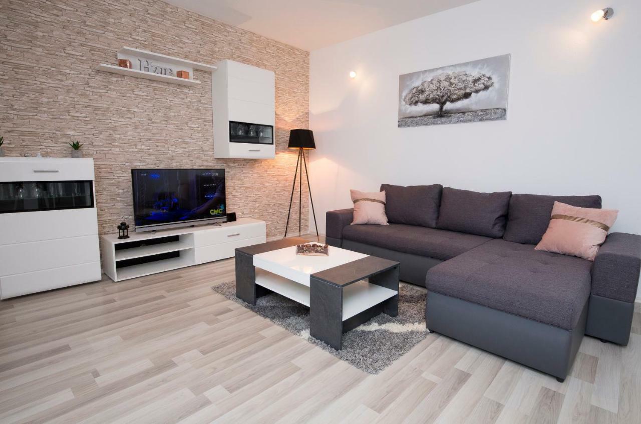 Holiday House M&A&K With Swimming Pool Kaštel Štafilić エクステリア 写真